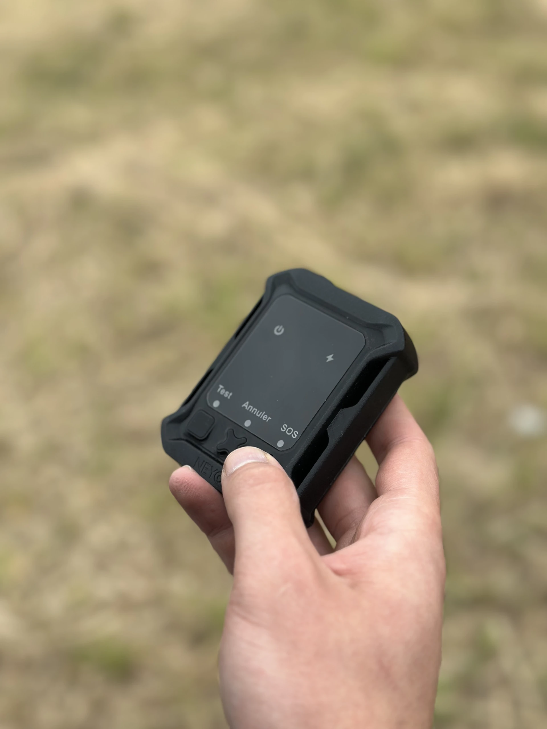 NEYOS _ Une main tient une balise Otrac